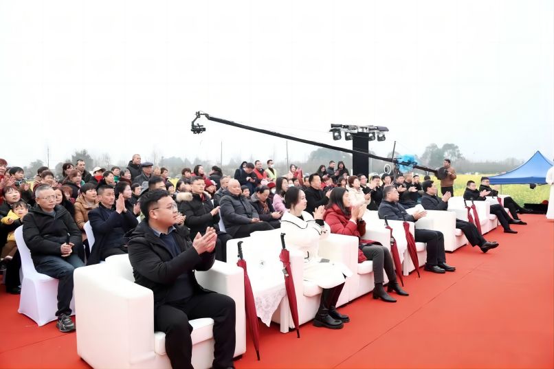 四川宜居宜業(yè)和美鄉(xiāng)村建設研究院聯(lián)合執(zhí)導的2024中國航空經(jīng)濟之都首屆菜花踏青音樂周在雙流隆重開幕